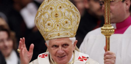 Il primo tweet del Papa