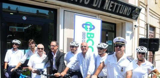 Nettuno- La Bcc di Nettuno ha consegnato quattro mountain bike al comando della Polizia Locale