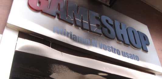 Nettuno- Notte di fuoco, fiamme al centro commerciale Le Vele e al Game Shop