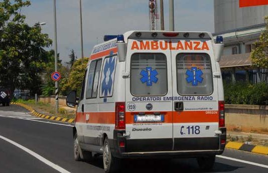 Tenta di salvare un gattino, travolta in strada a Tor San Lorenzo