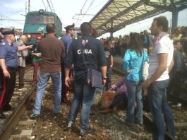 Roma-Nettuno si ferma il treno, i pendolari arrabbiati bloccano i binari