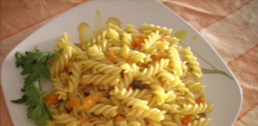 Ricetta per un primo piatto veloce: Fusilli con verdurine, robiola e zafferano