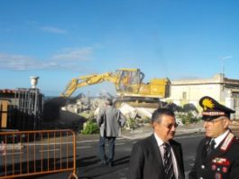 Ardea- Demolito manufatto abusivo sul mare, il sindaco:” Si va avanti per liberare il mare”