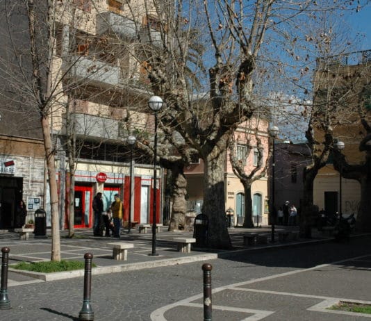 Piazza del Mercato al buio, la protesta dei commercianti