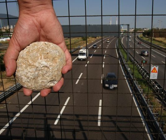 Sassi dal cavalcavia vicino a Roma, 12 minorenni denunciati