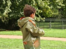 Bimbo di 5 anni corre sul monopattino e si perde, la Polizia lo ritrova sul lungomare di Ostia