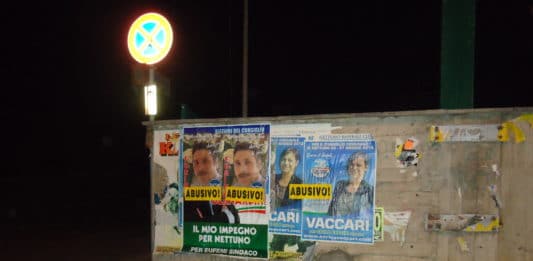 Nettuno- Iniziativa notturna da parte di attacchini “abusivi”. Marchiati decine di manifesti elettorali