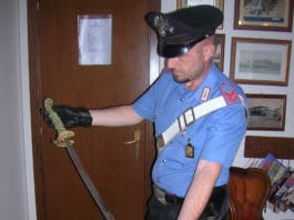 Ardea- Lite condominiale, colpisce vicino di casa con una katana