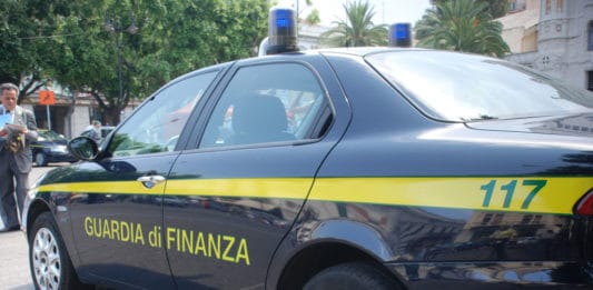 Non emette scontrino per tre volte, chiuso negozio cinese