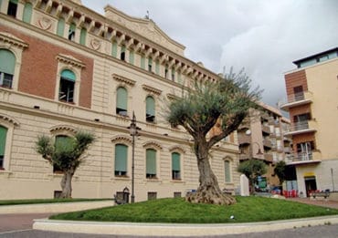 Cade in una voragine mentre passeggia sul marciapiede, disavventura per una giovane di Nettuno