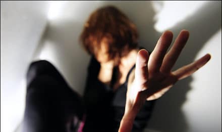 Nettuno. 24enne arrestato, abusava della convivente davanti alla figlia