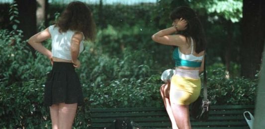 Fa salire una prostituta in auto, multa da 300 euro