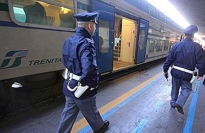 Aggredisce e rapina una donna sul treno Nettuno -Roma: in manette