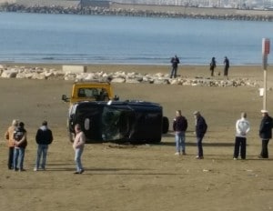 L'auto mentre viene rimossa dal carrattrezzi