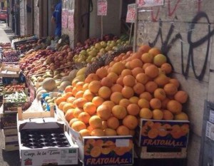 Frutteria chiusa via Casilina (foto @raffaeleclement)-2