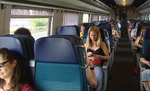 994962613-voyage-en-train-passager-train-de-voyageurs-blond (1)