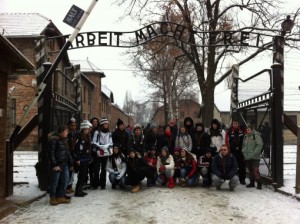 Studenti di Aprilia Assessore Caporaso Entrata al Campo di Auschwitz Anno 2012