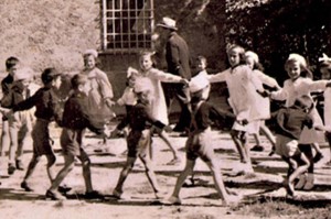 Nella foto i bambini di Sant'Anna di Stazzema, nessuno di loro è sopravvissuto alla terribile strage in cui le SS e i collaborazionisti della Repubblica Sociale uccisero 560 civili