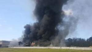 Un vasto incendio si è sviluppato a Pomezia in un sito di stoccaggio di rifiuti industriali: a fuoco plastiche, ferro e carta. Dall'edificio si è alzata un'enorme nube nera visibile a chilometri di distanza, Roma, 5 maggio 2017. Sul posto i vigili del fuoco di Roma e Pomezia con tre squadre, tre autobotti e un carro schiuma. ANSA