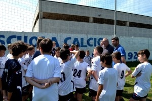 roberto-guerra-incontra-i-ragazzi-della-scuola-calcio-dellanzio-insieme-al-responsabile-del-settore-giovanile-mario-guida