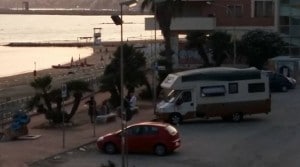 Un camper fermo a piazzale De Franceschi a Cretarossa