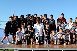 Mario Guida con i ragazzi della Scuola Calcio alla premiazione del Torneo del Litorale 2017