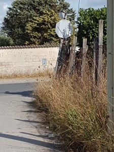 Qui siamo ad Anzio. Via degli Abbruzzi incrocio con via dell'Armellino. Il segnale di incrocio praticamente invisibile