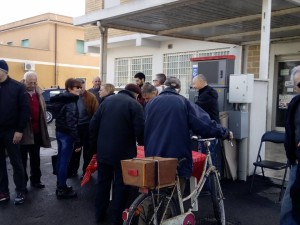 I cittadini in fila per firmare