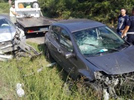 Frontale a via delle 5 Miglia. Due donne finiscono nel fosso