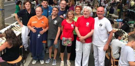 Scacchi in tour sotto le stelle, un successo di pubblico a piazza del Mercato