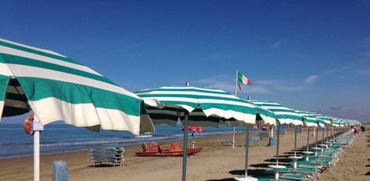 Spiagge, aumentati i prezzi per ombrelloni e lettini