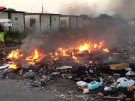 Ennesimo rogo al campo rom, Assotutela: “E’ emergenza, chiudere Castel Romano”