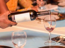 Come abbinare il vino in cucina: le dritte per non farsi intimidire da un sommelier