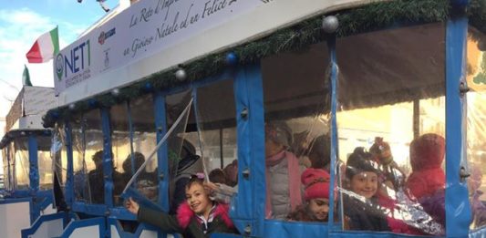 Nettuno, tutti sul trenino di Natale offerto dai commercianti di Impresa Net