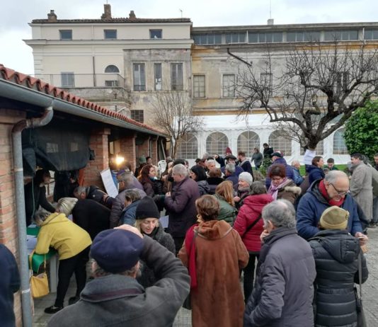 Nettuno, bagno di folla alla Divina Provvidenza. Si manifesta contro lo sgombero