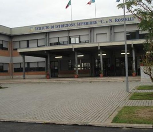 Esplosione a scuola, panico al Rosselli di Aprilia