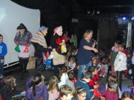 Musica e calze per i bambini, alla Sacida la Befana arriva in elicottero