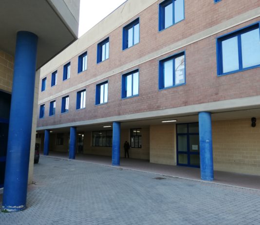 Non si presenta al lavoro, la scuola dà l’allarme. Docente Apicio lotta tra la vita e la morte