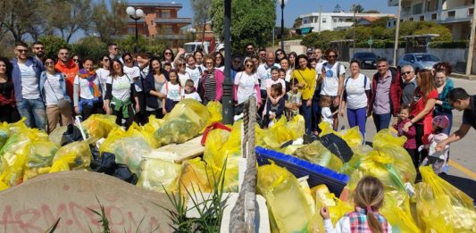 Cittadini straordinari, raccolta una montagna di plastica tra Lavinio e Anzio Colonia