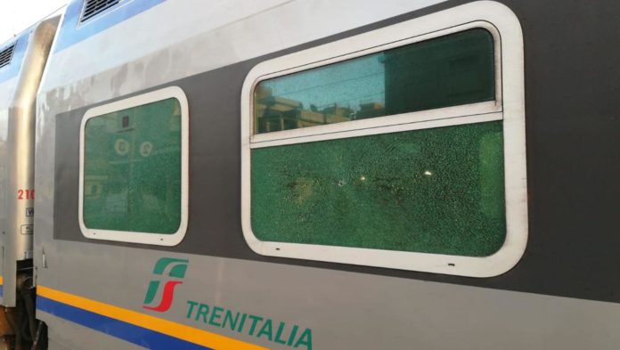 treno vandalizzato