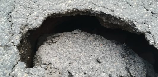 Nettuno, voragine in via Vittorio Veneto. I residenti chiamano i vigili del Fuoco