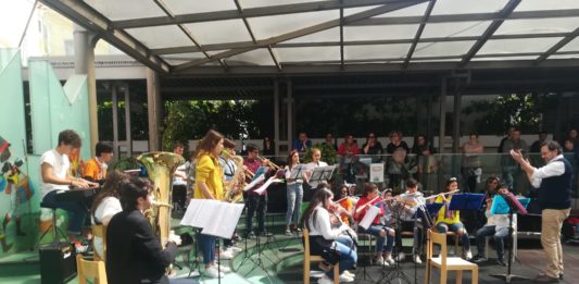 Dai musicisti del Chris Cappell gioia e allegria ai pazienti del Bambin Gesù