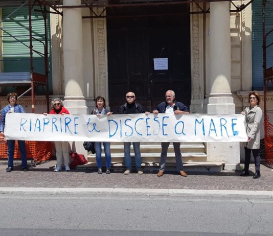 Nettuno, flash mob sotto il Comune. “Per fare il bagno dovremo andare ad Anzio”