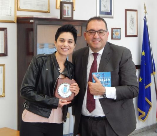 Aprilia: la cantautrice Giordana Angi ricevuta dal Sindaco Antonio Terra