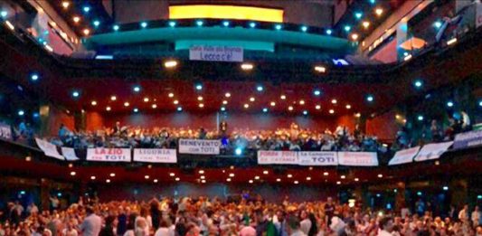 In tanti oggi al Brancaccio alla convention di Giovanni Toti