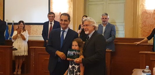 Anzio, il sindaco premia il campione di windsurf Giuseppe Barone