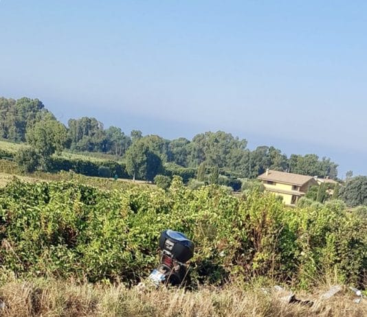 Anzio, un bagnino cade in una cunetta e nessuno lo soccorre