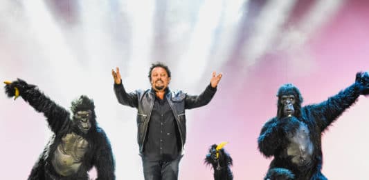 Anzio, tutti pazzi per Brignano. In 5000 allo stadio del baseball