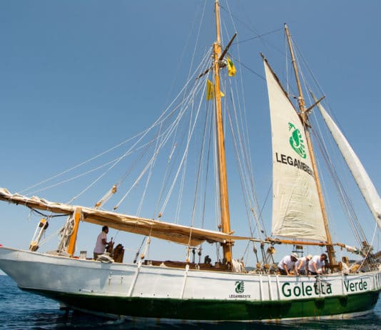 Goletta Verde a Nettuno con lo striscione “Giù le mani dalla costa”: appena il 10% del litorale sabbioso è libero, balneabile e accessibile