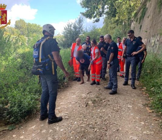 Uomo nel Tevere, resta aggrappato ad una roccia. Salvato dalla Polizia